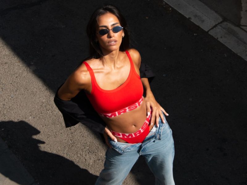 prikaz devojke u pomirishi setu, go kuk gaćicama i topu, na sebi takođe ima i farmerke i košulju