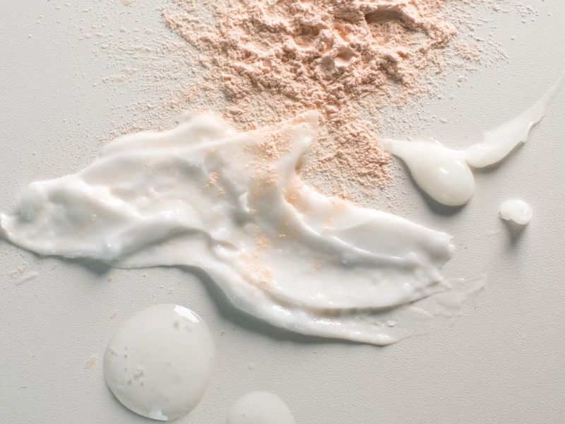 prikaz losiona, pudera na neutralnoj bež pozadini