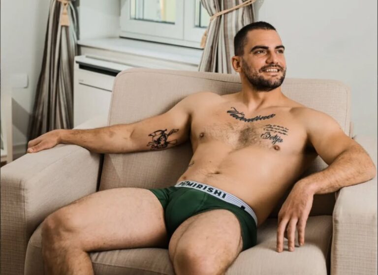 momak sedi u donjem vešu na fotelji