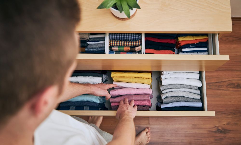 momak uzima iz police donji veš