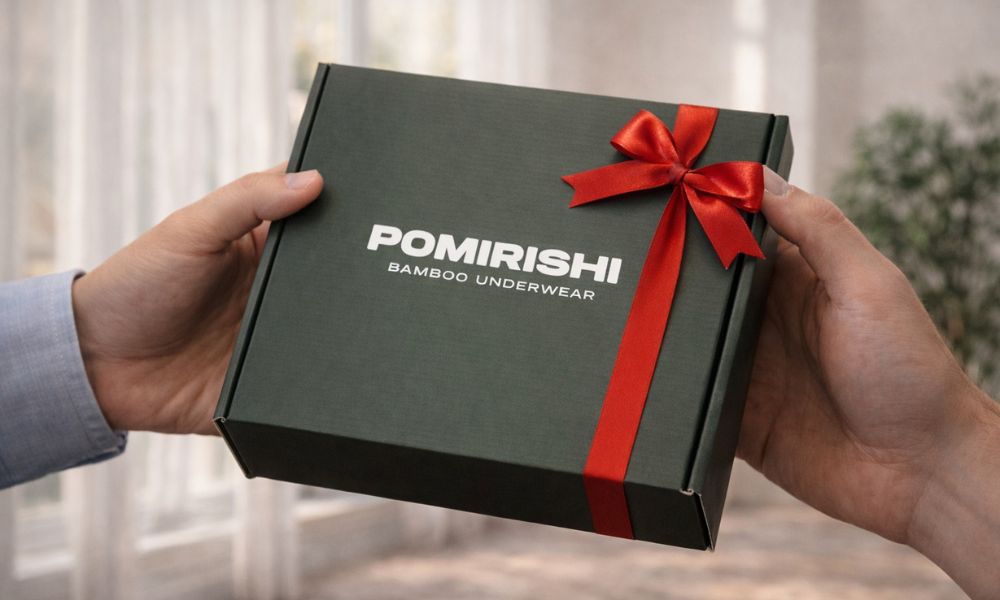 osoba drži kutiju u ruci sa pomirishi setom