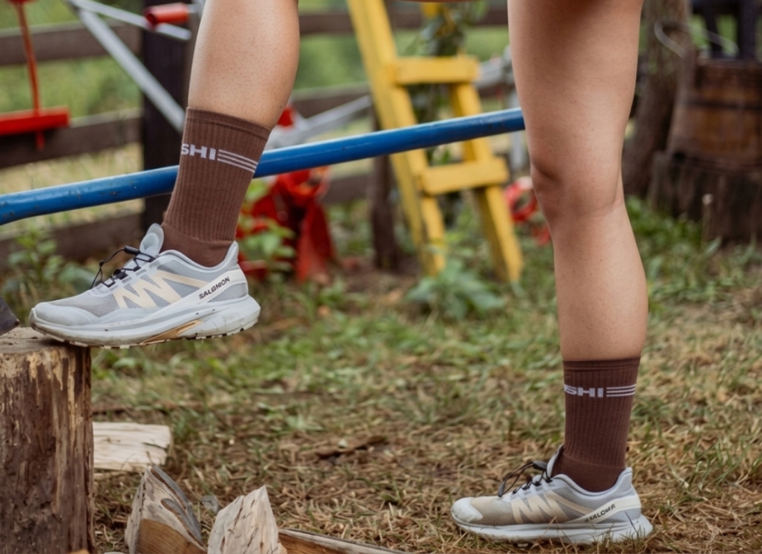 prikaz devojke u braon pomirishi čarapama