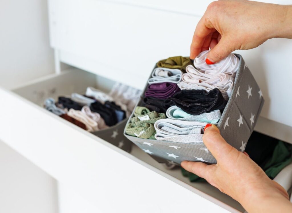 osoba slaže donji veš